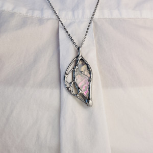 Naszyjnik witrażowy wisiorek na łańcuszku  „Listek” Rainbow