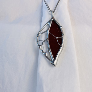 Naszyjnik witrażowy wisiorek na łańcuszku  „Listek” Red