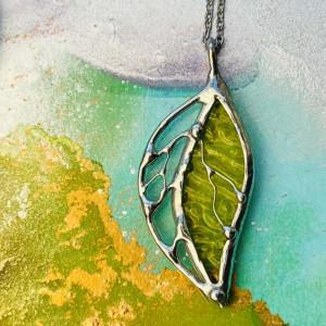 Naszyjnik witrażowy wisiorek na łańcuszku  „Listek” Yellow