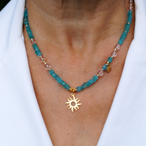 Naszyjnik z apatytu i kwarcu z pozłacaną zawieszką słońce