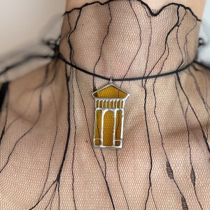 Naszyjnik z architektoniczną zawieszką . wisiorek Technika Tiffany'ego