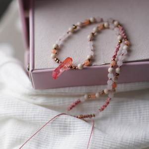 Naszyjnik z barwionym kryształem górskim