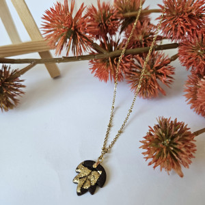Naszyjnik z brązowym liściem