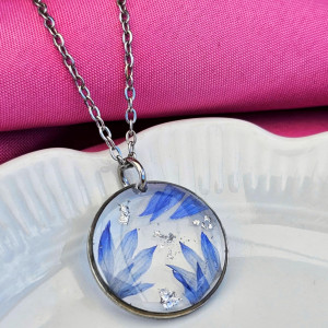 Naszyjnik z chabrem i srebrnymi drobinkami