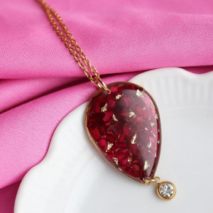 Naszyjnik z czerwonymi płatkami róż