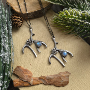 Naszyjnik z kamieniem księżycowym i śnieżynką