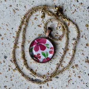 Naszyjnik z koralikami różowy kwiat