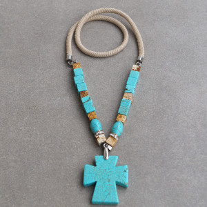 Naszyjnik z kostek turkusu i jaspisu z krzyżem na bawełnianym sznurku
