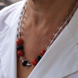 Naszyjnik z kwarcu, korala i onyksu 48 cm – ręcznie wiązany