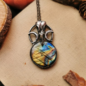 Naszyjnik z labradorytem i czaszką kruka