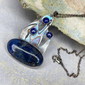 Naszyjnik z lapis lazuli w ogniu - płomień elegancji a1133