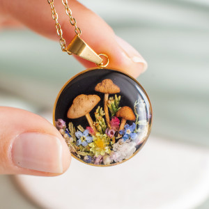 Naszyjnik z leśną kompozycją 011