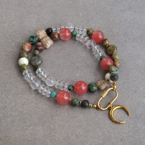 Naszyjnik z minerałów z zapięciem z przodu i zawieszką księżyca