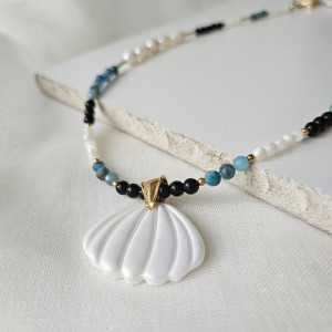 Naszyjnik z muszlą i kamieniami