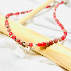 NASZYJNIK Z NATURALNEGO RODOCHROZYTU I JADEITU Z ZAWIESZKĄ