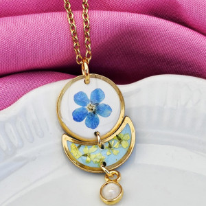 Naszyjnik z niezapominajką i kwiatem dzikiej marchwi