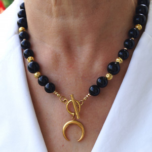 Naszyjnik z onyksu 10 mm z zawieszką księżyca i hematytem