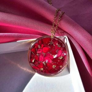 Naszyjnik z płatkami róż