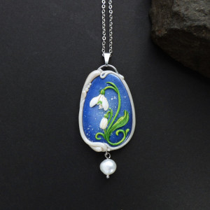 Naszyjnik z przebiśniegiem i perłą słodkowodną