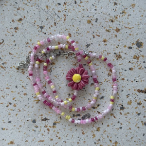 Naszyjnik z różowym kwiatkiem