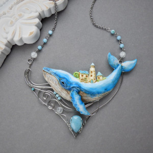 Naszyjnik z wielorybem i domami