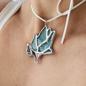 Naszyjnik z wisiorem na sznurku „Magnolia” Witraż