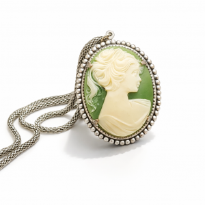 Naszyjnik z zieloną kameą – Styl Vintage – Srebrzysty Medalion