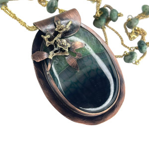 Naszyjnik z zielonym agatem w secesyjnej oprawie c1371