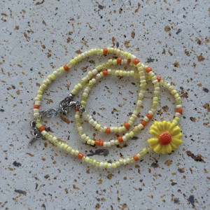 Naszyjnik z żółtym kwiatkiem