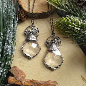 Naszyjnik ze śnieżynką i kryształem