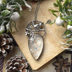 Naszyjnik ze śnieżynkami i brokatem