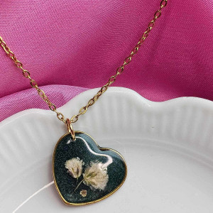 Naszyjnik zielone serce z białą gipsówką