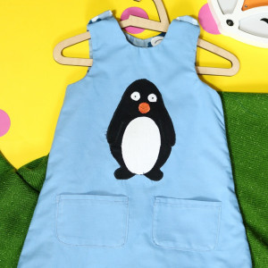 Niebieska sukienka dwustronna z pingwinem (86 cm)