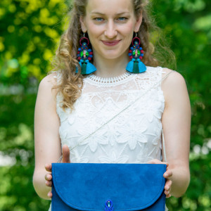 Niebieska torebka kopertówka z łańcuszkiem szafir
