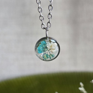 Niebieska zawieszka gipsówka kwiaty dziewczęca