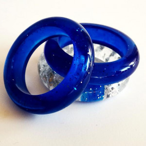Niebieski pierścionek z żywicy