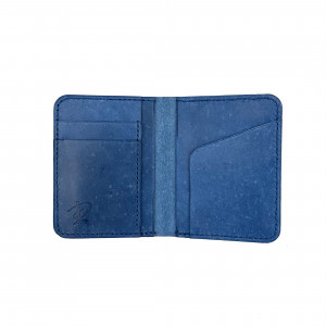 Niebieski portfel skórzany na karty.