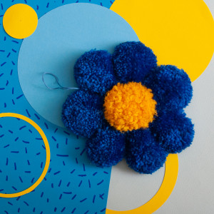 Niebieski puchaty kwiatek - dekoracja na ścianę