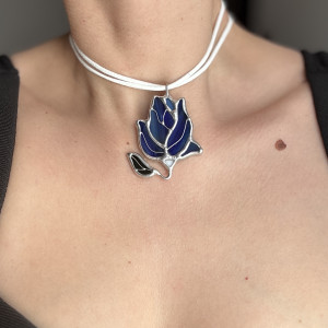 Niebieski szklany wisiorek z kwiatem magnolii. Witraż Tiffany