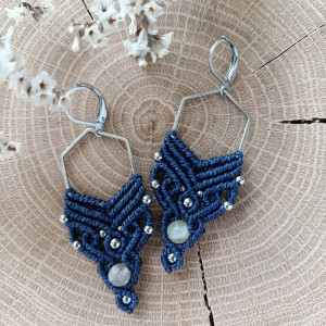 Niebieskie kolczyki mikromakrama z agatami i stalą chirururgiczną