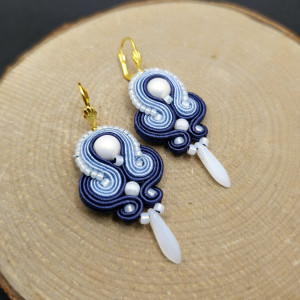 Niebiesko białe wiszące kolczyki sutasz