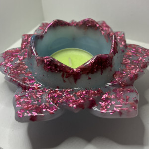 Niebiesko-różowy świecznik z żywicy epoksydowej