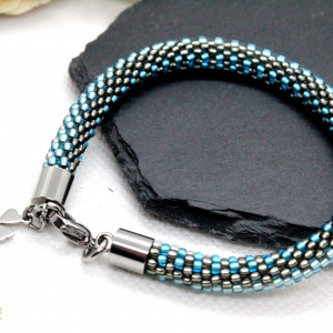 niebiesko-szara  bransoletka z koralików - w kratkę