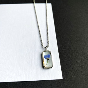 Nieśmiertelnik z prawdziwym kwiatem niezapominajki