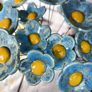 Niezapominajka - mały kwiatek ceramiczny