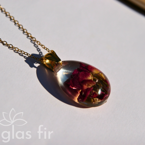 Obły wisiorek z różą w eleganckim kształcie łezki, stal chirurgiczna