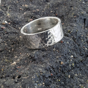 Obrączka-pierścień, srebro pr.925, młotkowana (01)