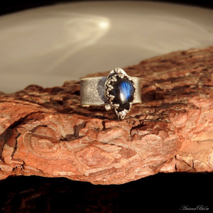 Obrączka srebrna z ciemnym labradorytem regulowana