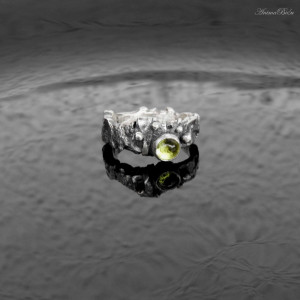 Obrączka srebrna z oliwinem rozmiar 13