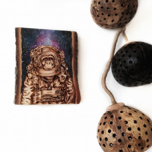 Obraz wypalany w drewnie. Akwarela.Małpa.Kosmos